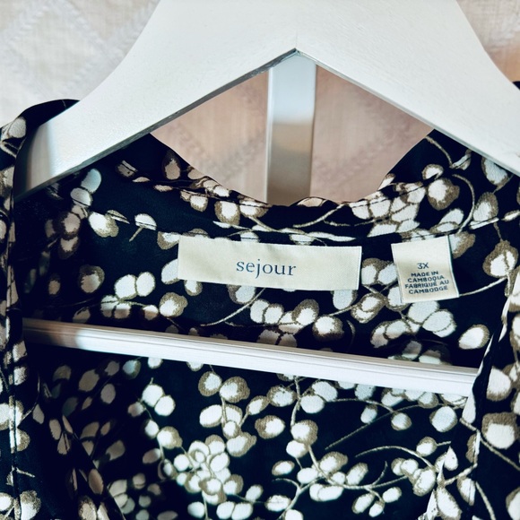 Sejour Black and White Floral Print Button Front Tunic with Gathered Back, 3X - Picture 2 of 5